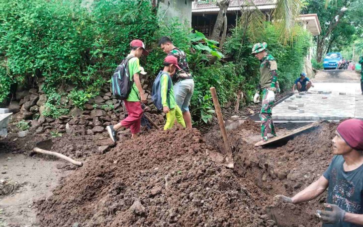 Anntusias siswa melintasi jalur paving
