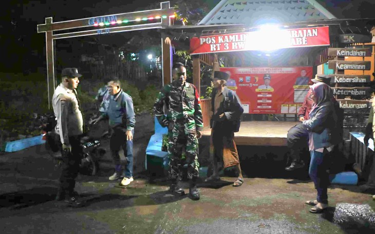 Babinsa Desa Brabe saat patroli keamanan kampung