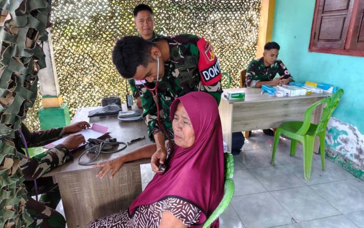 Pengobatan gratis Satgas Pamtas RI-Malaysia Yonarmed 19/Bogani, Senin (11/5)
