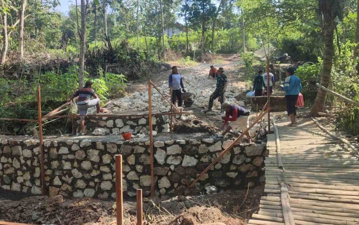 Pengerjaan jembatan di wilayah desa binaan