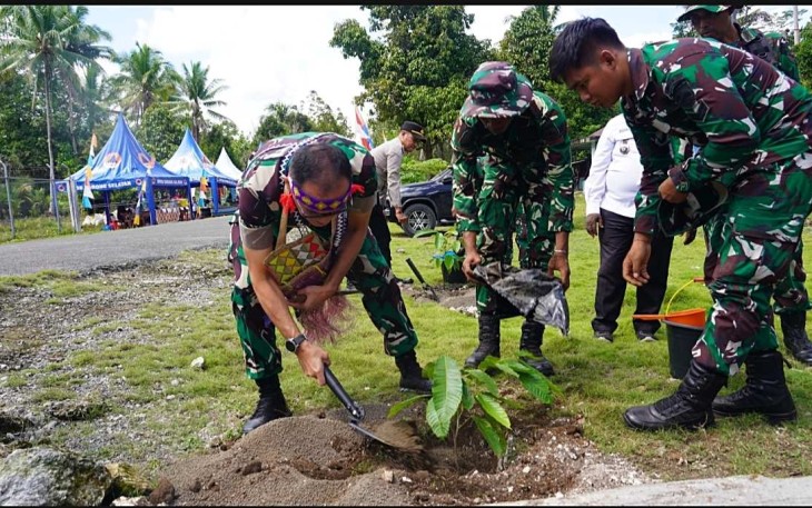 Tanam pohon produktif di Kampung Sesor