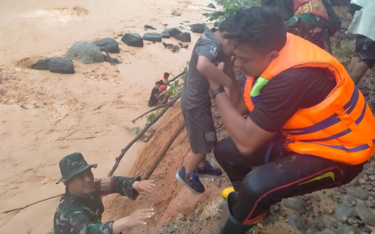 Satgas Gulbencal Kodim Tapteng Evakuasi Puluhan Warga Terjebak Banjir Susulan di Kecamatan Tukka