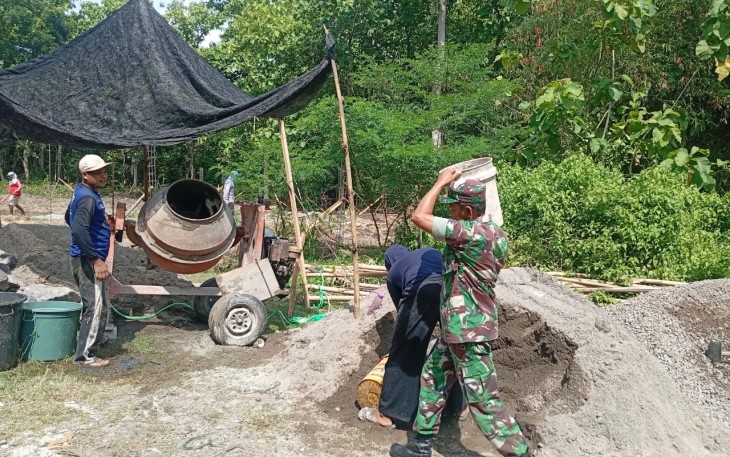 Babinsa Koramil Mantingan Ajak Warga Peduli Lingkungan Lewat Kerja Bakti Pembangunan Mushola