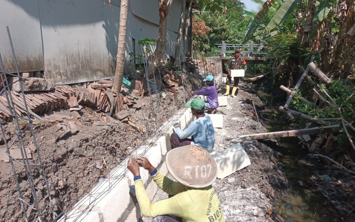 Babinsa Tanjungrejo Bersama Warga Perkuat Talut Sungai