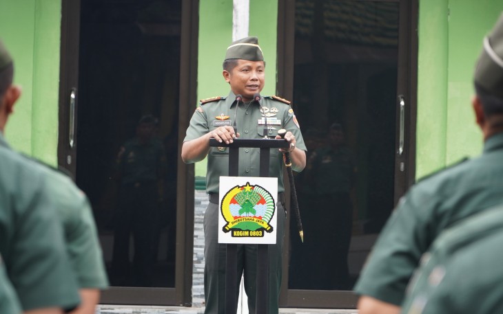 Komandan Kodim (Dandim) 0803/Madiun, Letkol Inf I Nyoman Adhisaputra, memimpin langsung pelaksanaan Upacara Bendera Hari Senin yang digelar di Lapangan Apel Makodim 0803/Madiun, Senin (5/1)