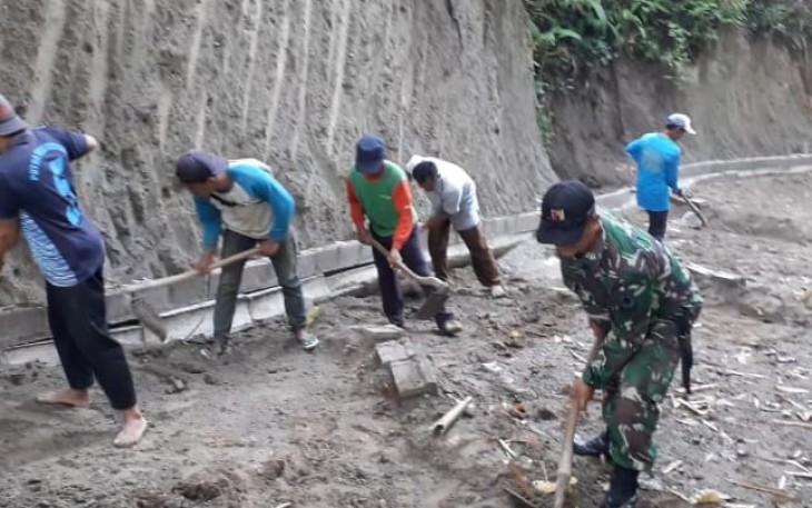 Evakuasi material longsor di wilayah desa binaan 