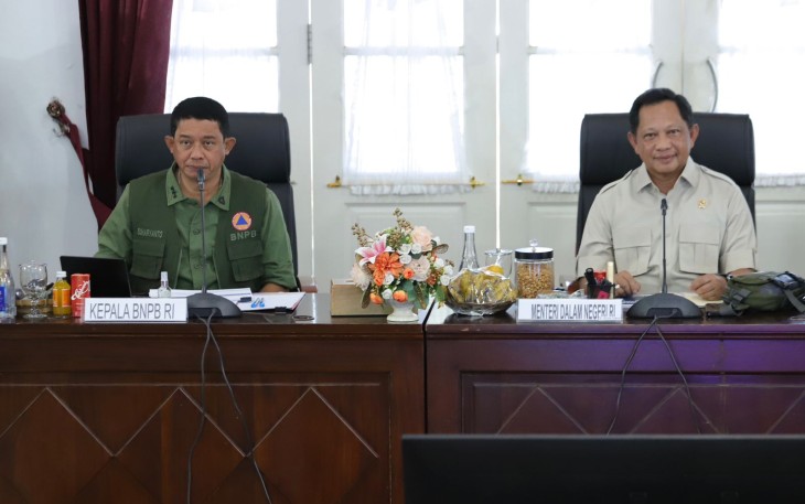 Kepala BNPB Letjen TNI Suharyanto bersama Mendagri Tito Karnavian 