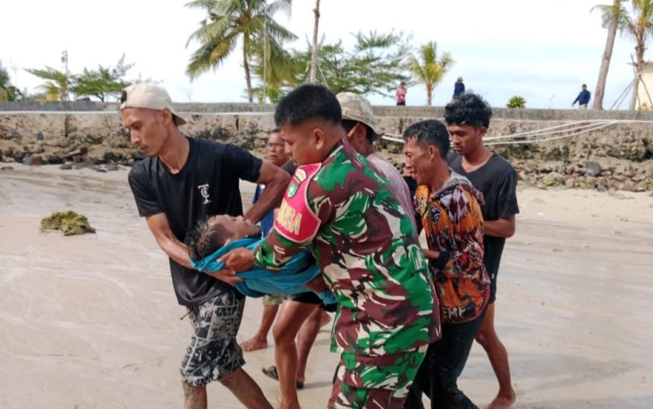 Babinsa Koramil 02/Bintim Evakuasi Warga Tenggelam di Pantai Lobo Bintan