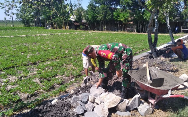 Bantu bangun talud di wilayah desa binaan 