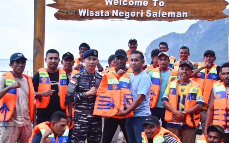 Bantuan life jacket untuk nelayan Saleman 