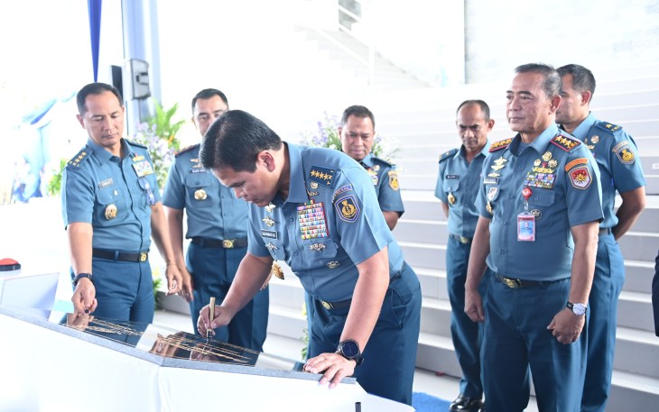 Kepala Staf Angkatan Laut (Kasal) Laksamana TNI Dr. Muhammad Ali meresmikan Gedung Damage Control Simulator (DCS) di Komando Latihan (Kolat) Komando Armada I, Jakarta, Kamis (29/1)