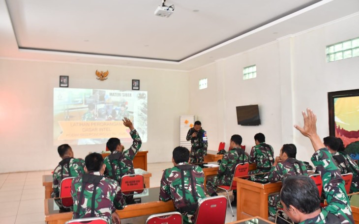 Suasana dalam kelas Latihan Perorangan Dasar Intelijen Tahun 2026 Kodim Ponorogo, Selasa (3/2)