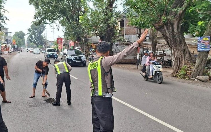 Operasi Keselamatan Semeru 2026 Polresta Sidoarjo Tambal Jalan Berlubang