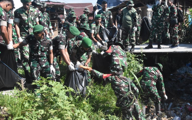 Aksi bersih-bersih sampah di Pasar Sentral Timika, Rabu (4/2/2026).