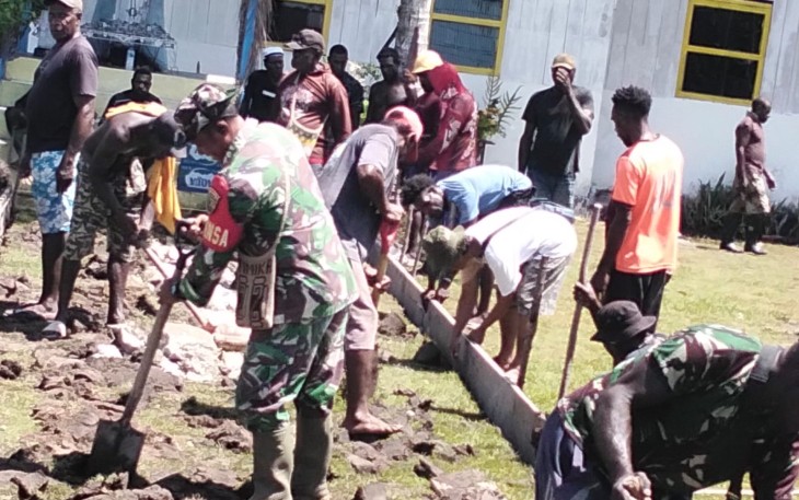 Babinsa Koramil Kokonao Bersama Warga Binaan Gotong Royong Cor Jalan Gereja