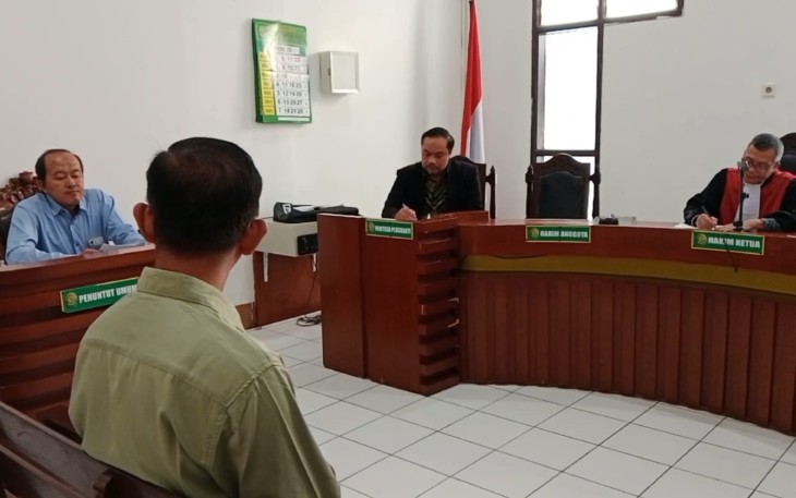 Sidang praperadilan saksi Mikhael Markus memberikan keterangan di PN Surabaya 