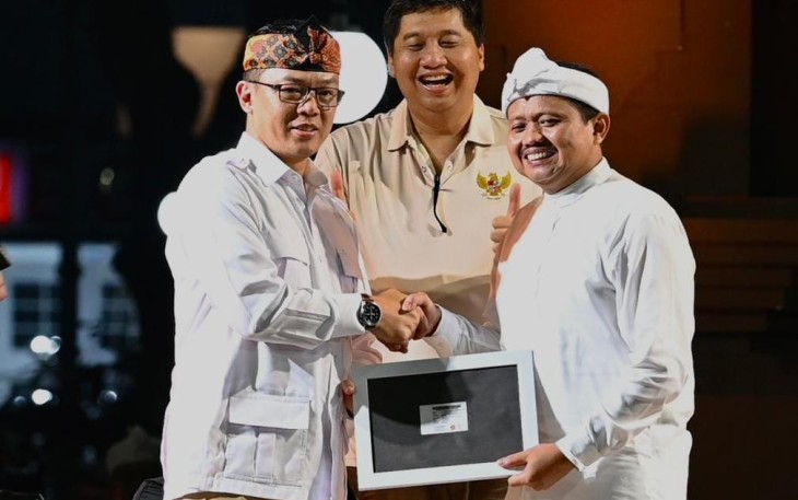 Sekjen Gerindra Sugiono menyerahkan KTA Dony Ahmad