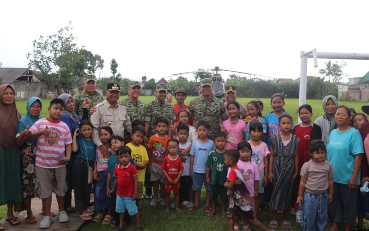 Wakil Panglima TNI Jenderal Tandyo foto bersama dengan masyarakat di Tulungagung 