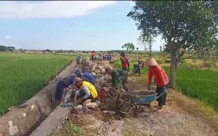 Gotong royong bangun talud di wilayah desa binaan 