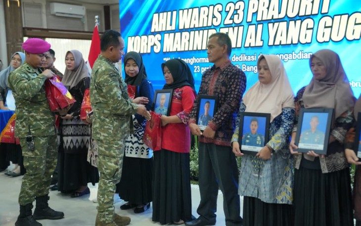 Panglima TNI Hadir Kuatkan Keluarga Prajurit Marinir yang Gugur