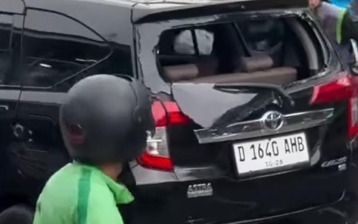 Kondisi mobil lawan arus 