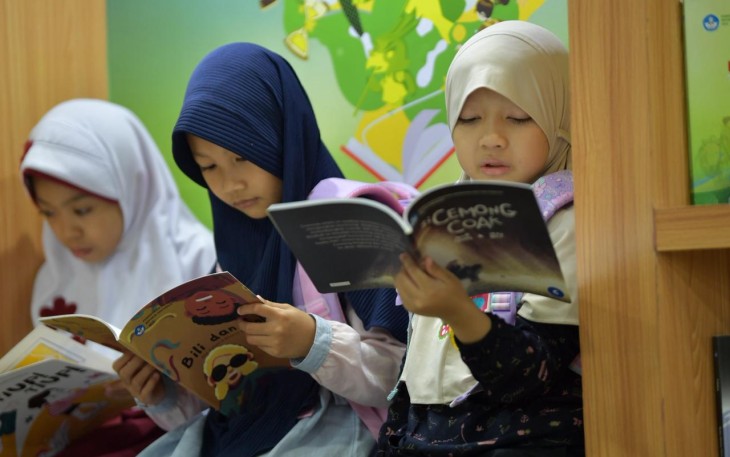 Ilustrasi siswa membaca buku pembelajaran 