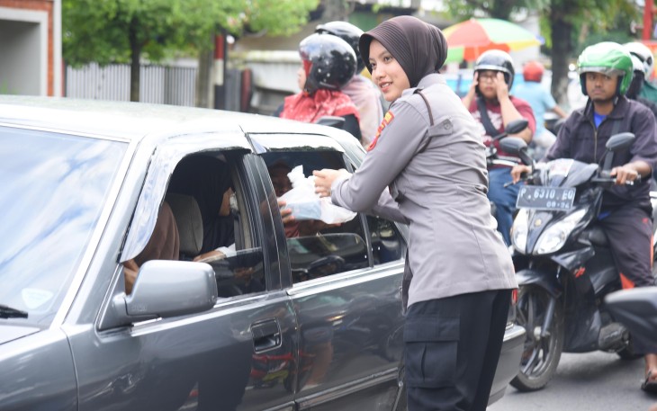 Polwan Polres Bondowoso Tebar 500 Takjil di Pasar Induk