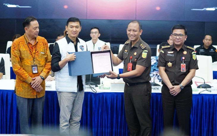 DirSiber Bareskrim Polri Himawan saat menyerahkan aset judi online 