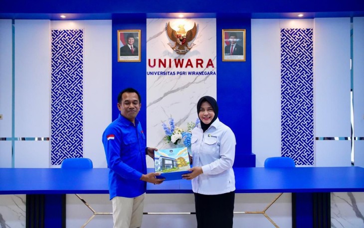 Deputi Bidang Pengembangan Talenta dan Daya Saing Koperasi Kemenkop, Destry Anna Sari menerima cenderamata 