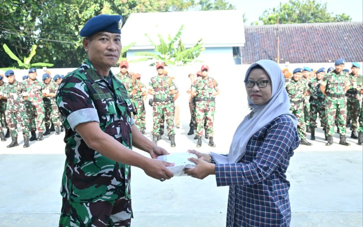 Kafasdik Wingdik 400/Matukjur Letkol Tum Moh Ari Novianto menyerahkan zakat fitrah secara simbolis, Rabu (11/3)