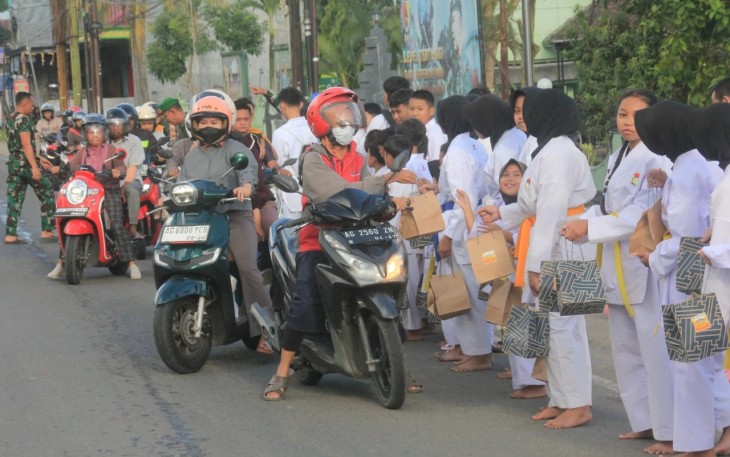 Berbagi takjil gratis 