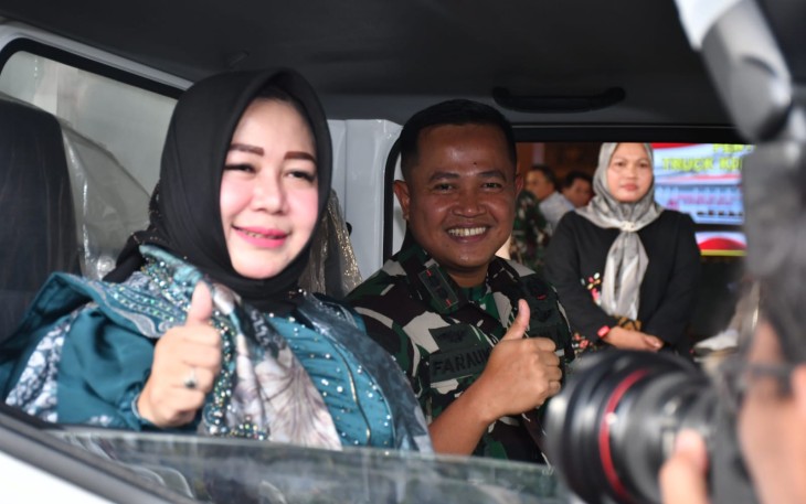 Dandim 0802/Ponorogo Letkol Arh Farauk Saputra bersama Plt Bupati Ponorogo Hj Lisdyarita di kendaraan operasional KDKMP, Kamis (19/3)