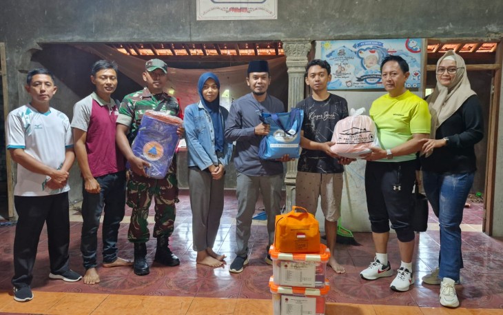 Penyaluran bantuan warga desa binaan 