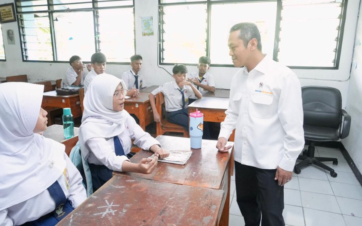 Wamen Fajar berdialog dengan siswa di kelas