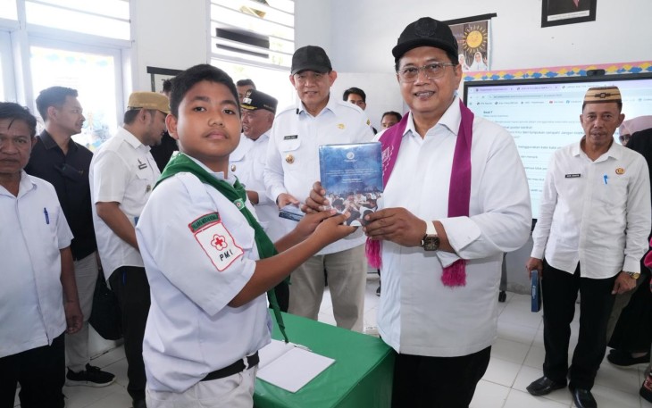 Wamen Viva Yoga bersama siswa SDN Pulubala