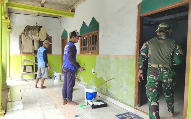 Bsrsihkan mushola di lokasi TMMD