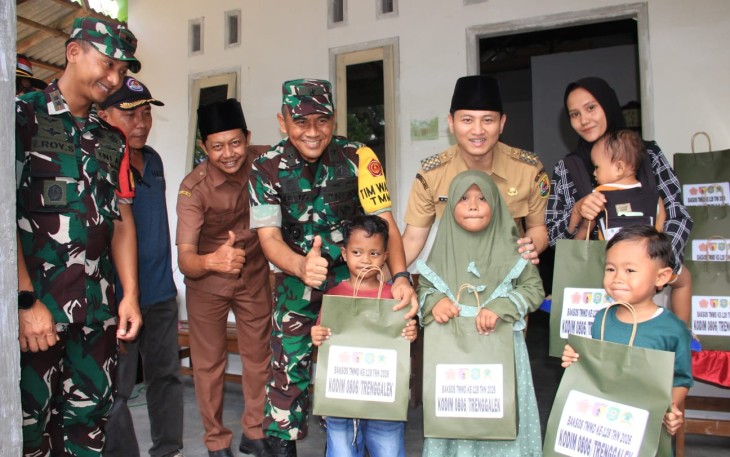 Bjpagi Trenggalek saat foto bersama usai menyerahkan sembako