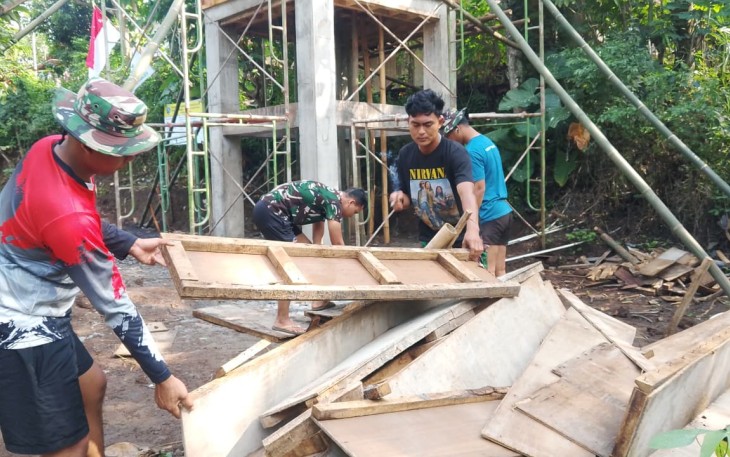 Pelepasan bekesting tandon air