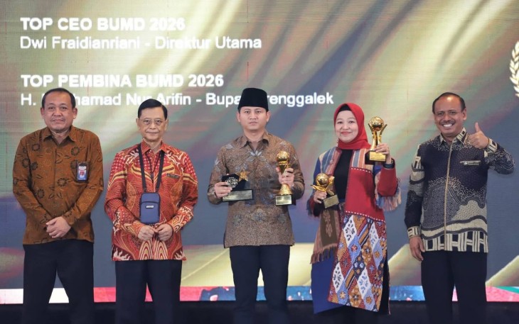 Bupati Trenggalek, Mochamad Nur Arifin dan Direktur Utama BPR Jwalita, Dwi Fraidianriani saat menerima TOP BUMD Awards