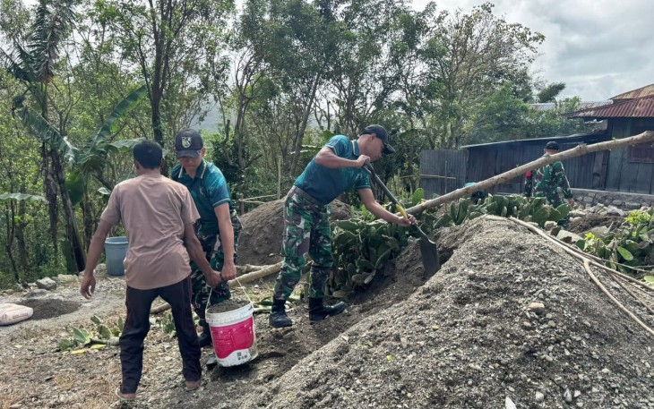 Yonarmed 12 Kostrad Pererat Kebersamaan, Pos Nananoe Bantu Pembangunan Rumah Warga