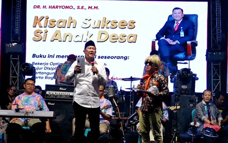 Haryono saat memberikan pemaparan di sela-sela momentum peluncuran buku "Kisah Sukses Si Anak Desa", Minggu (24/5/2026) malam, bertempat di halaman kediamannya di kawasan Suruh, Tasikmadu, Karanganyar.