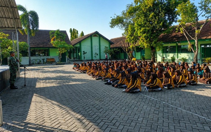 Tanamkan Disiplin dan Cinta Tanah Air, Koramil Pilangkenceng Bekali Siswa MTSN 7 Madiun dengan PBB dan Wawasan Kebangsaan