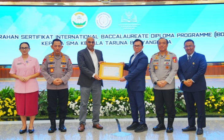 Kapolri Jenderal Listyo Sigit Prabowo menerima sertifikat International Baccalaureate Diploma Programme (IBDP) untuk SMA Kemala Taruna Bhayangkara (KTB) di Gedung Utama Mabes Polri