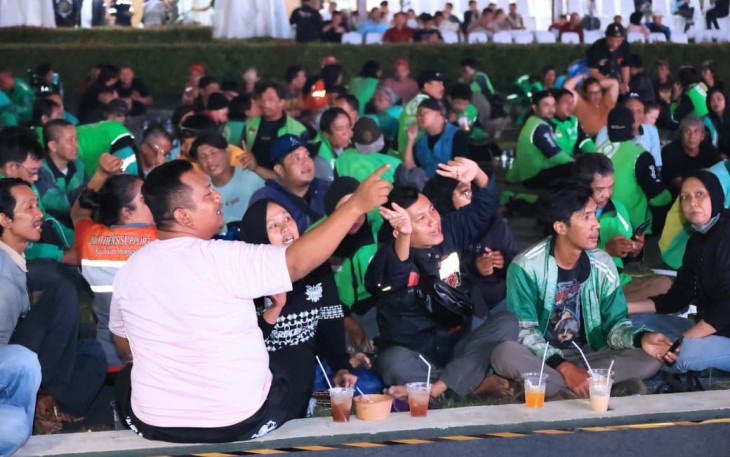 Wakapolri Komjen Pol. Prof. Dr. Dedi Prasetyo, S.H., M.Hum., M.Si., M.M. membuka kegiatan “Nonton Bareng Pildun 2026: Bola Gembira Polri untuk Masyarakat” di Lapangan Bhayangkara Mabes Polri