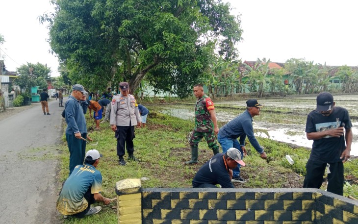 Babinsa dan Warga Purwosari Gotong Royong Wujudkan Lingkungan Bersih dan Sehat