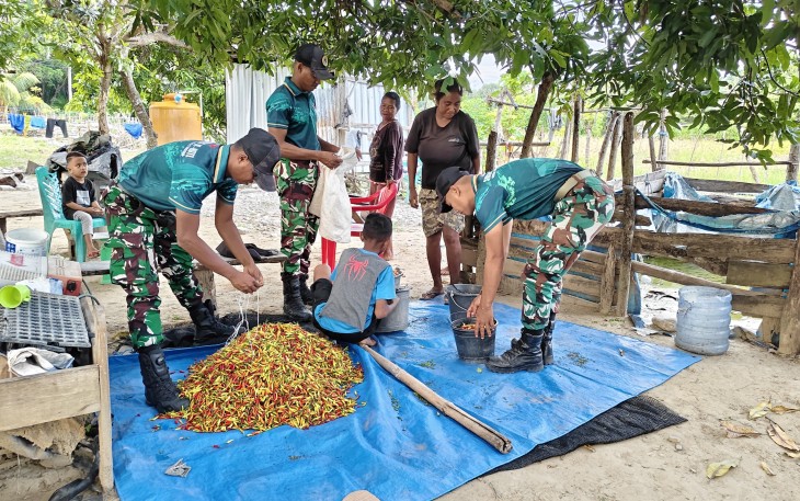 Yonarmed 12 Kostrad dan Warga Motamasin Perkuat Kemandirian Pangan