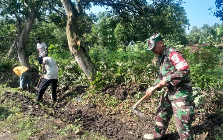 Babinsa dan Warga Desa Bulu Turun Tangan Bersihkan Saluran Air