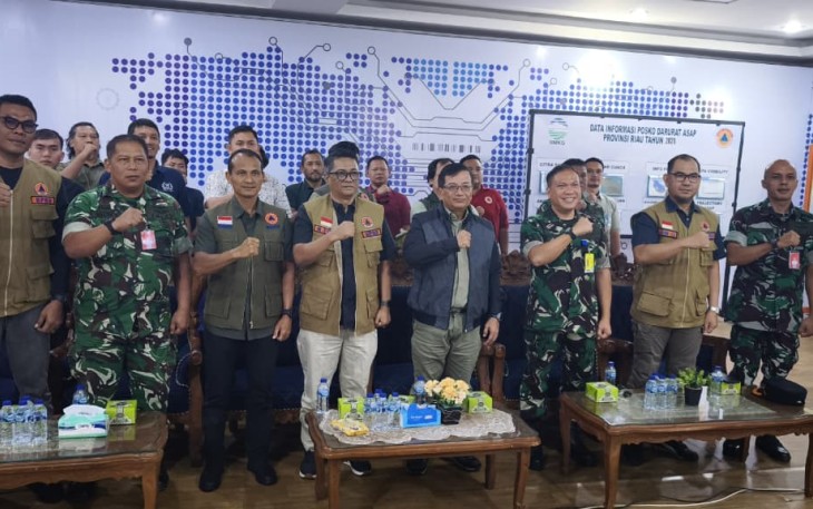 Sekretaris Utama Badan Nasional Penanggulangan Bencana (BNPB) Dr. Rustian, S.Si., Apt., M.Kes. (jaket hitam) melakukan koordinasi dengan Satgas Penanganan Karhutla Provinsi Riau di Lanud Roesmin Nurjadin, Kota Pekanbaru, Provinsi Riau, Minggu (14/6)