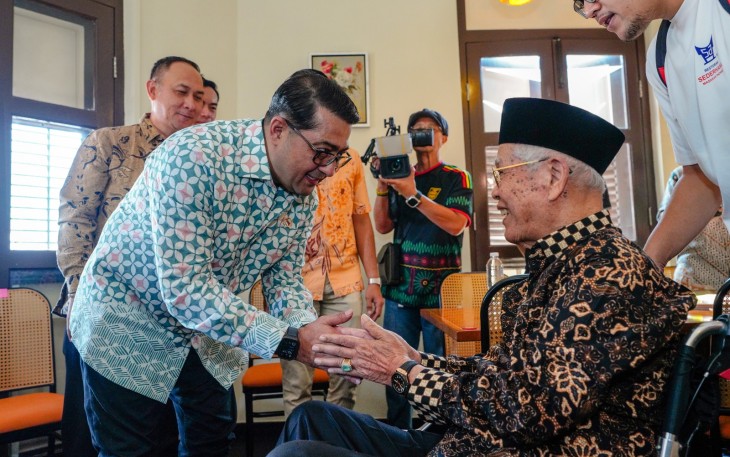Caption: Menteri Ekonomi Kreatif, Teuku Riefky Harsya, bersama pendiri sekaligus pemilik jaringan Restoran Sederhana, H. Bustamam, saat peresmian Restoran Sederhana Singapura yang berlokasi di kawasan Kampong Glam, Singapura, Minggu (14/6/2026)