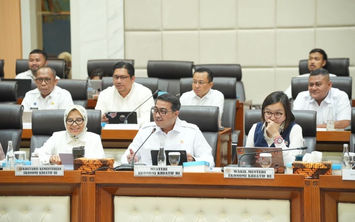 Menteri Ekonomi Kreatif, Teuku Riefky Harsya, bersama Wakil Menteri Ekonomi Kreatif, Irene Umar, menghadiri Raker DPR di Gedung Nusantara 1, Jakarta, Senin (15/6/2026)